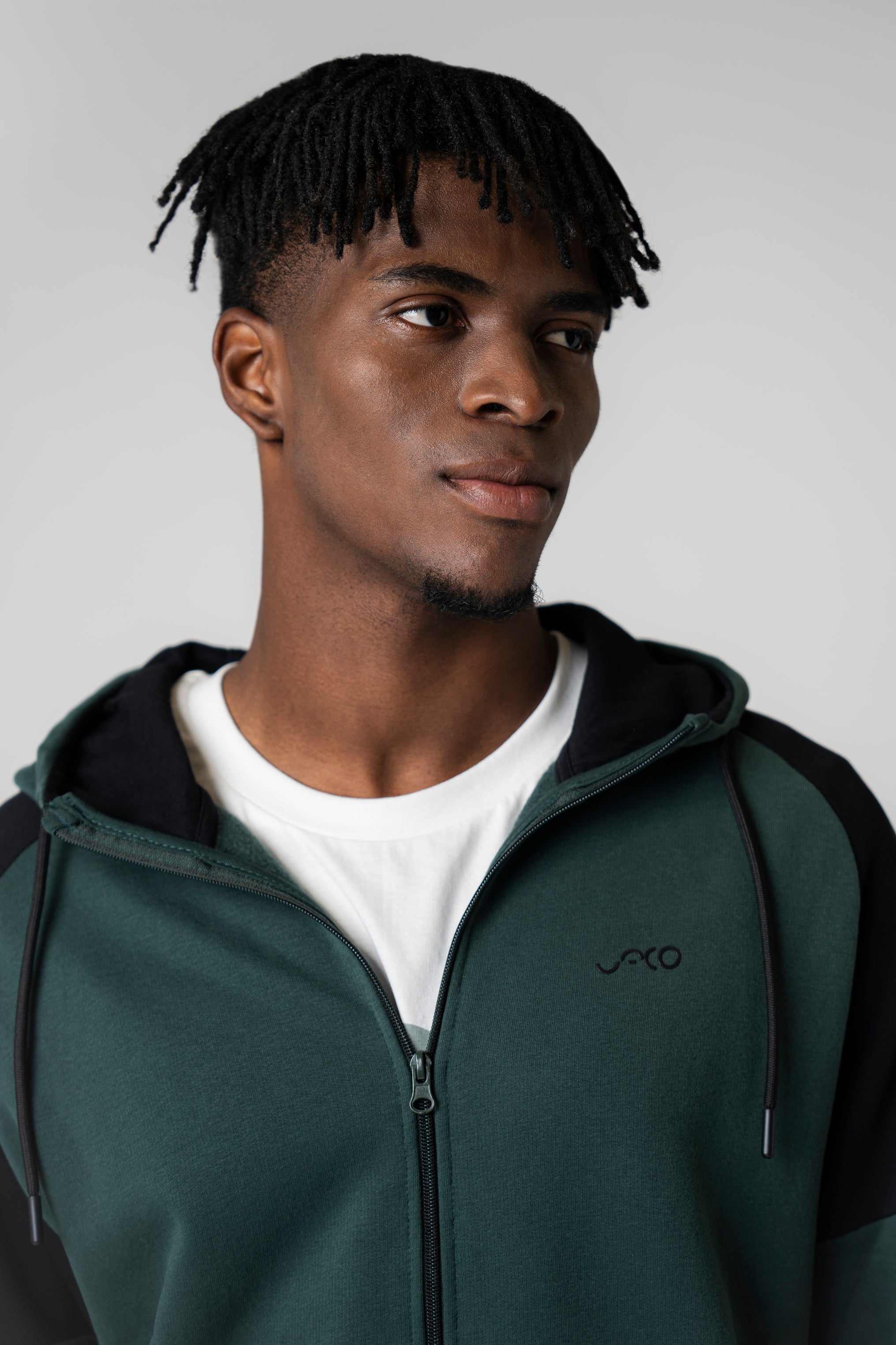 Collection of Sudadera standard con capucha y cremallera kaki in a gallery layout